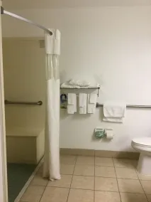 Days Inn by Wyndham Lake Village - Salle de bain