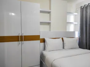Homey and Comfy 2BR at Vida View Apartment By Travelio - Værelse