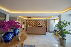 FIFTY5 Suite Hotel - Rezeption