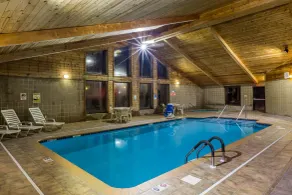 Ramada by Wyndham Platte City KCI Airport - Piscina