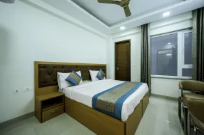 The Palms Inn I Near Medanta Medicity I Sec-38 - Room