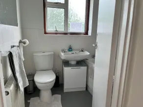 Love and Peace, Petts Wood - Baño