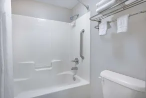 Days Inn & Suites by Wyndham Savannah Midtown - Bathroom