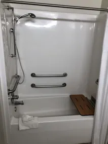 Days Inn & Suites by Wyndham Conroe North - Bathroom