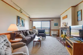 Mtn Views & Pool Access: Lake Memphremagog Condo! - Innenbereich