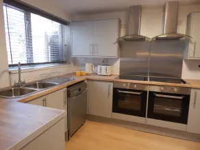 Modern, well located en-suite rooms with parking - Orbitat Accommodations - Restaurante
