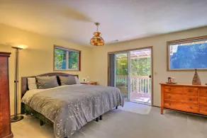 Spacious Kalama Studio w/ Riverfront Deck! - Rum