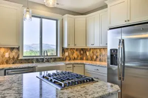 Chic Willamette Valley Home w/ Deck & Vineyard! - Interiör
