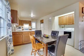 Walk to Fairgrounds! Hagerstown Townhome w/ Deck - Innvendig