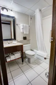 Country Inn & Suites by Radisson, Traverse City, MI - Salle de bain