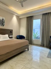 Flock Hotel I Golf Course Road Near Dlf Phase 1 Metro station I Gurugram - Vista dalla camera