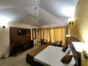 Hermitage Huts Tourist Resort - Room