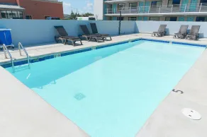 Howard Johnson by Wyndham Virginia Beach At The Beach - Pool