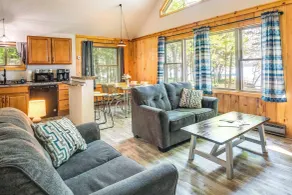 Lakefront Pearson Cottage w/ Swim Dock + Kayaks! - Interiør
