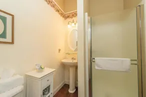Weaverville Hotel - Bathroom