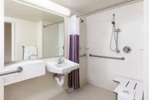 La Quinta by Wyndham Garden City - Banheiro