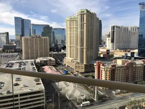 True 1BR Balcony Suite with Strip View at MGM Signature - Vistas desde la habitación