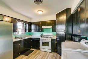 2 Mi to Phillips 66 Refinery: Home w/ Yard - Interior
