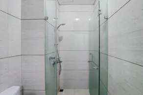 Comfort And High Floor Studio At Brooklyn Alam Sutera Apartment - Bathroom