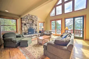 Adirondack Oasis: Lake House w/ Dock + Deck! - Interni