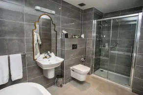 Longcourt House Hotel - Bathroom