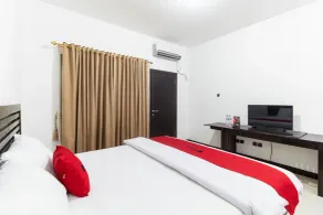 RedDoorz near Bahu Mall Manado - Habitación