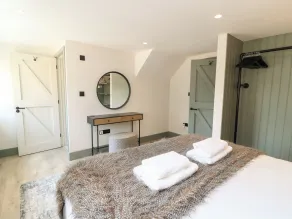 12 Manor Farm Close - Rum