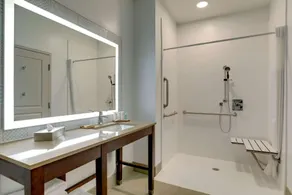 Country Inn & Suites by Radisson, Cumming near NorthSide Hospital Forsyth - Salle de bain
