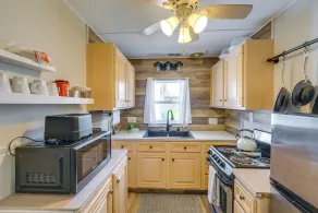 Walk to Beach! Lake Huron Getaway w/ Sunroom - Innvendig