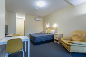 Mayfair Plaza Motel and Apartments - Room