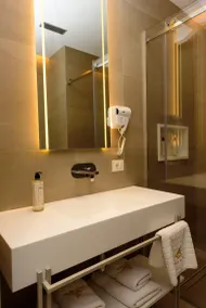 Navy Hotel - Bathroom