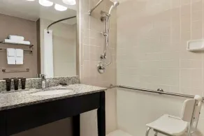 Wingate by Wyndham Cincinnati Blue Ash - Salle de bain