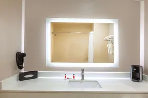 Super 8 by Wyndham Houston Northwest Cypress - Bathroom