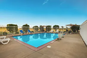 Knights Inn Bunkie - Piscine