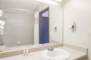Ramada by Wyndham Watertown Thousand - Salle de bain