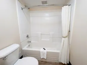 Cedar Inn - Bathroom