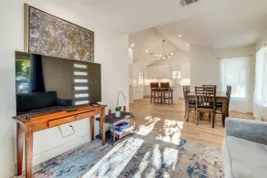 4 Mi to UT Austin: Bright & Modern Family Home - Interior