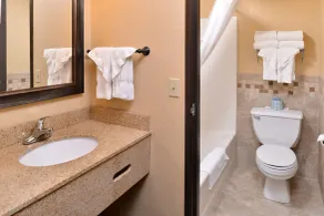 AmericInn by Wyndham Fargo West Acres - Salle de bain