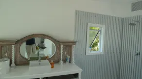 4 on Highworth Apartments and Studios - Bathroom
