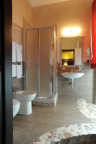 B&B Muro Torto Cairoli - Struttura sanificata giornalmente con prodotti specifici conformi al Decalogo del Ministero Salute - Personale sottoposto a test sierologico periodicamente - Bathroom