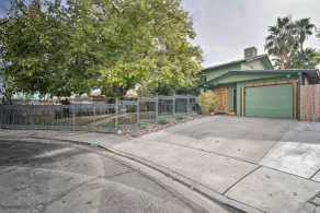 'Vegas Oasis' Home w/ Pool & Spa: 7 Miles to Strip - Innvendig