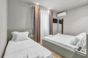 Villa Zoi A Stay to Remember Guesthouse I Sleep on the Historic Roman Road Via Egnatia inside the ancient walls of Elbasan Castle and wake up to a homemade Albanian breakfast prepared by a local family - Værelse