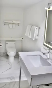 Diplomat Inn - Bathroom
