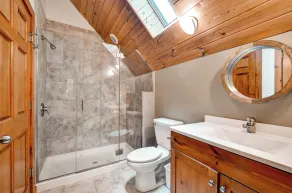 Waterfront Highland Lake Home w/ Deck + Dock - Intérieur