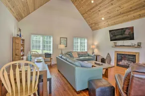Riverfront Retreat on 4 Acres w/ Private Dock - Interiør