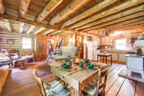 Handcrafted Log Cabin on 3 Acres: 14 Mi to Canton - Interiør