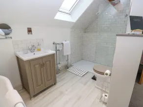 Black House Cottage - Baño