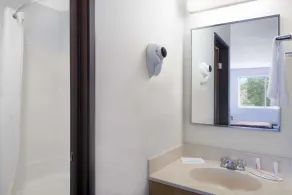 Super 8 by Wyndham Kingston - Salle de bain