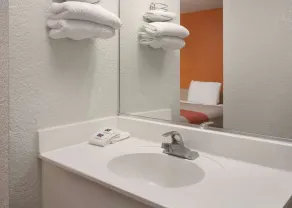 Motel 6 Buena Park, CA - Knotts Berry Farm - Disneyland - Badezimmer