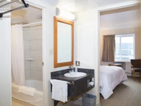 Twin Pine Inn & Suites - Quarto